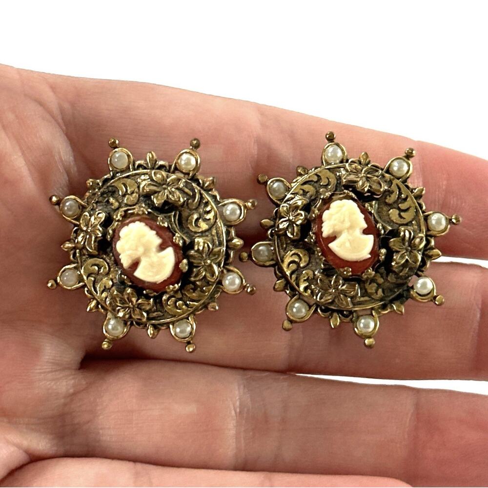Cameo Faux Pearl Screw Back Earrings Gold Tone Filigree Victorian Revival - Picture 5 of 5